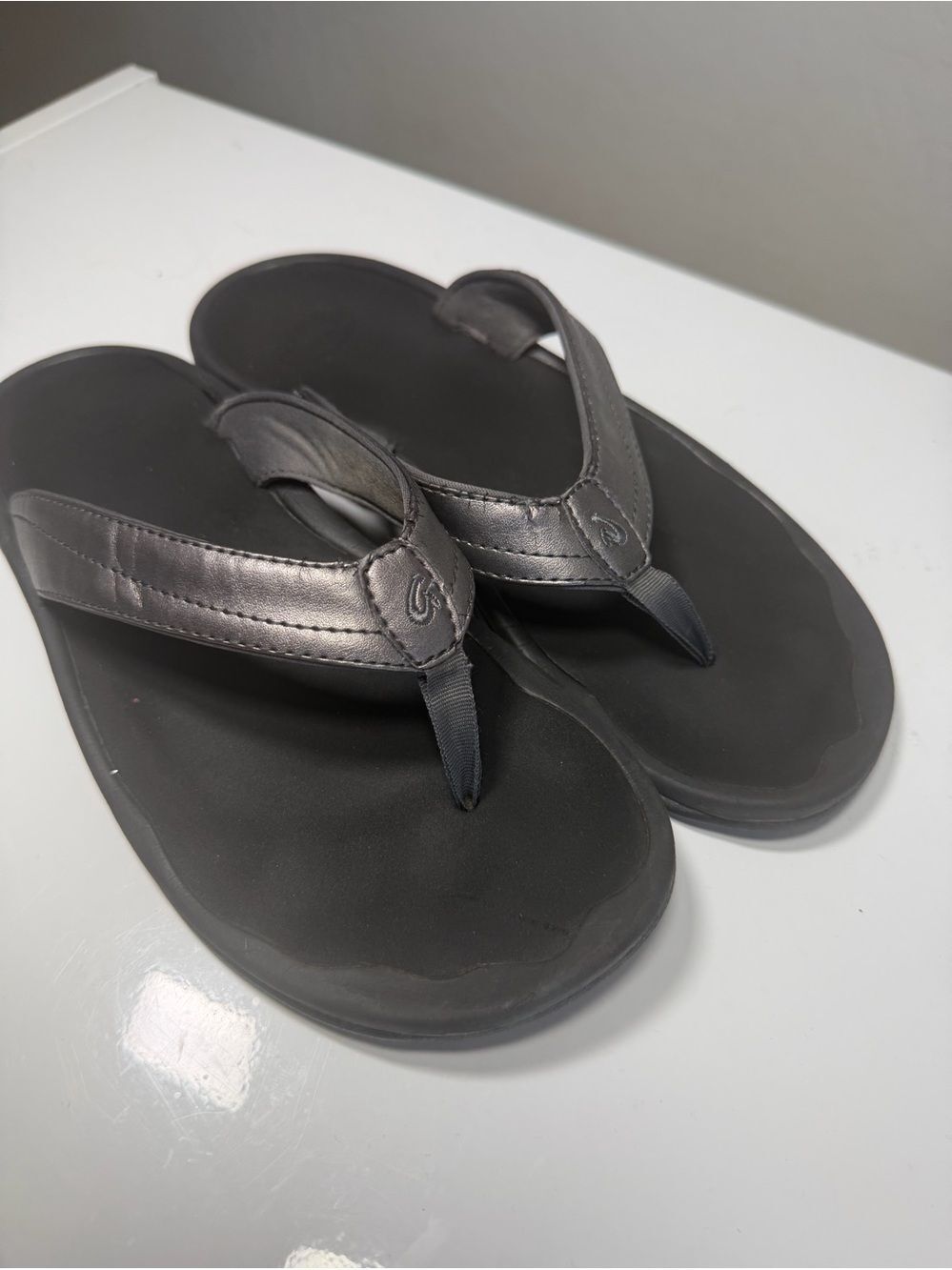 OluKai 'Ohana Metallic Pewter Flip Flop Sandals Size 9